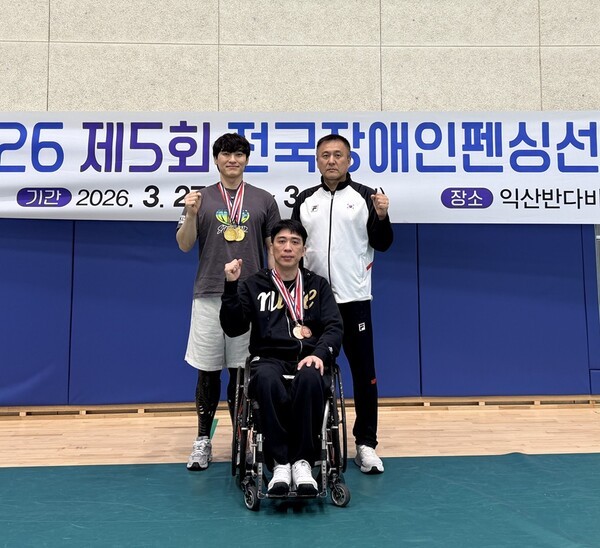 세종시 연고 GKL휠체어펜싱팀 심재훈 선수(위 왼쪽)와 박상민 감독(오른쪽). /세종시 