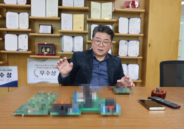 손일수 지앤티 대표가 오는 10월 양산 예정인 컨버터·인버터 핵심부품을 소개하고 있다. 시제품(기판)은 핵심 기술 보호를 위해 일부 영역을 의도적으로 음영 처리했다. /김정원 기자