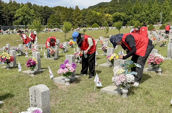 '오전 10시 1분간 멈춘 대한민국'…<b>현충일</b> 추념 사이렌 전국 동시 울린...