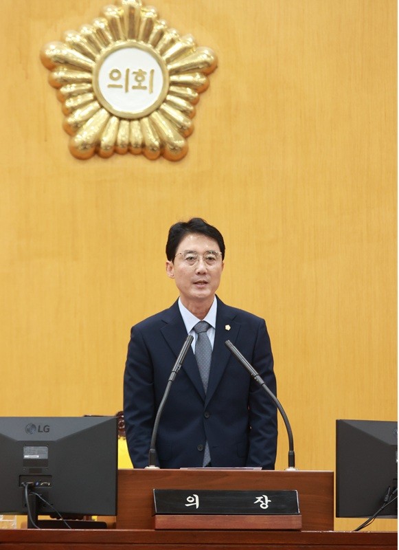 '제10대 충주시<b>의회</b> 출범…유영기 <b>의장 선출</b>'