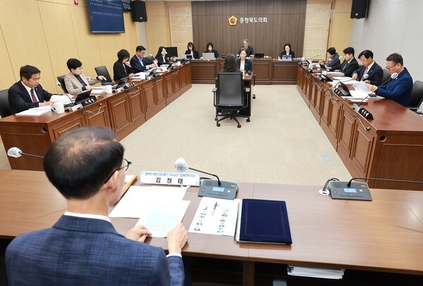 충북신보 이사장 후보 검증...전문성·정치 중립성 쟁점 - 뉴스 썸네일 이미지